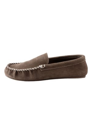 Brun ruskind moccasin loafer med hvide syninger omkring tåen og flad sål, vist fra siden.
