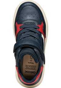 Marine leren hoge sneaker met rode steraccent, gestructureerde tong en gewatteerde kraag. Voorzien van veters en klittenbandsluitingen, beige rubberen loopzool.