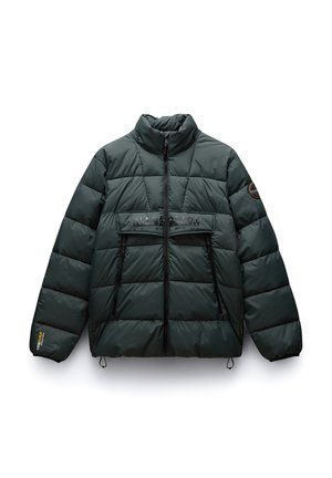 Giacca imbottita verde scuro con colletto alto, due tasche con zip e un logo ricamato sul petto. Presenta un design trapuntato e un fondo regolabile.