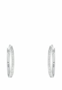 Orecchini a cerchio in argento con un design minimalista, caratterizzati da una fila di piccole pietre trasparenti lungo il bordo anteriore per un tocco di lucentezza.