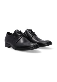 Zwarte leren dresschoenen met een gladde afwerking, ronde neus, vier openingen voor de veters en een lage gestapelde hak. Subtiele tonale stiksels zonder zichtbare patronen.