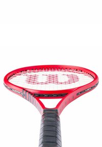 Rode tennisracket met een ronde kop, witte snaren in een kruispatroon en een gestructureerde zwarte grip met verhoogde lijnen.