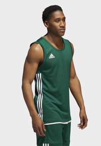 Grüne ärmellose Sportjacke mit weißen drei gestreiften Akzenten an den Seiten, aus atmungsaktivem Stoff, mit Rundhalsausschnitt und Logodetail.