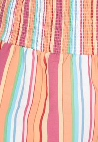 Wielokolorowa tkanina w paski z pionowymi wzorami w odcieniach różu, pomarańczy, niebieskiego i zielonego; teksturowane marszczenie u góry z rozkloszowanym dołem.