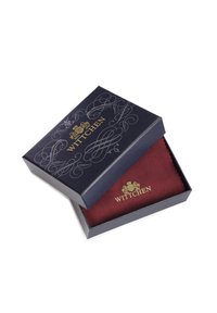 Ciemnoniebieskie prostokątne pudełko z ozdobnym srebrnym wzorem i złotym napisem "WITTCHEN". Zawiera burgundowy materiał o teksturowanej powierzchni.