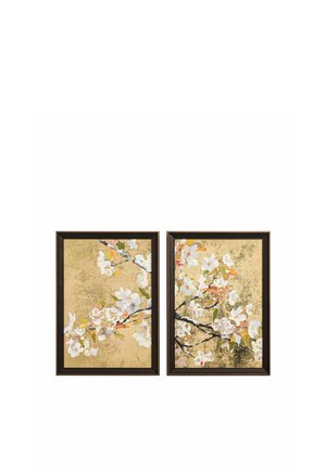 To indrammede rektangulære malerier af blomstrende grene med hvide blomster og grønne og orange blade på en struktureret beige baggrund.