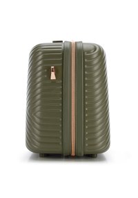 Valigia rigida verde oliva con texture a righe, zip dorata e un piccolo tirazip angolare. Si appoggia su quattro piedi arrotondati.