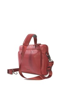 Borsa a tracolla in pelle rossa con una cinghia, dotata di una tasca frontale con zip e di un manico superiore. Texture liscia, forma rettangolare e dettagli di branding discreti.
