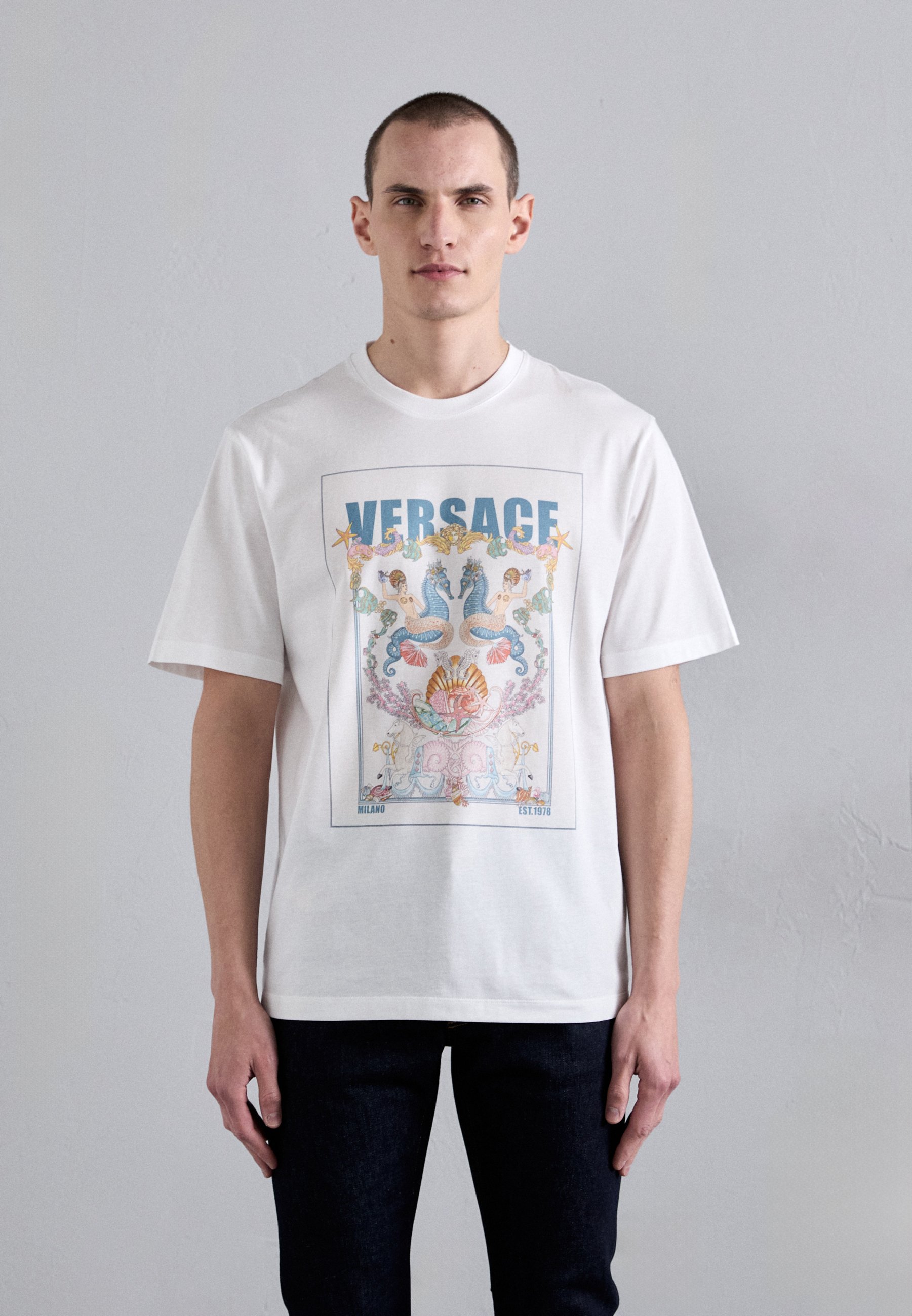 【送料&関税込】Versace Coral theatre postcard T-shirt（白） Versace Coral Theatre Postcard T-Shirt | White | FARFETCH BH