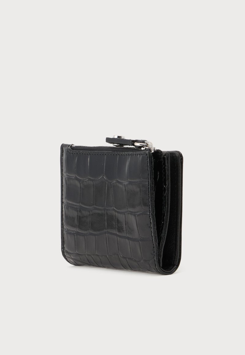 Portafoglio nero compatto con texture coccodrillo e tasca portamonete con zip su sfondo chiaro semplice.