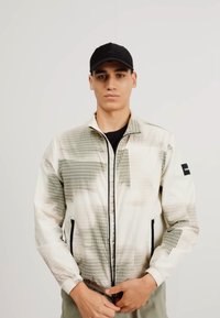 Calvin Klein DIFFUSED GRID BLOUSON - Poletna jakna - icicle/delta green