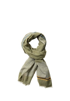 Hellolivgrüner Schal mit dezenten Streifen und Fransen an den Rändern, locker geknotet und vor weißem Hintergrund präsentiert.