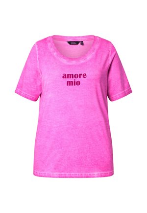 Roze T-shirt met korte mouwen en ronde hals met donkerroze 'amore mio' tekst op de voorkant gedrukt.