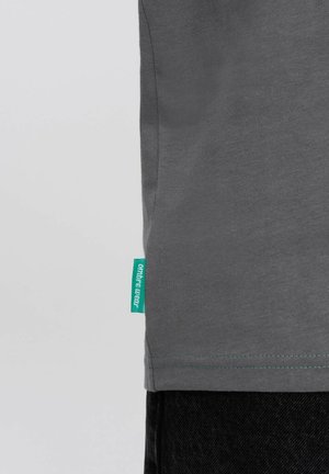 Ombre, Jednoduché tričko - grey