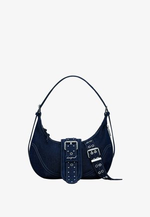 Dunkelblaues Denim-Schultertasche mit geschwungenem Oberteil, silbernem Metallzubehör, markantem Schnallendetail und mit Nieten versehenen Trägerakzenten. Sichtbares, mit Reißverschluss versehenes Fach.