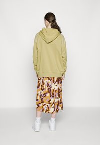 Nike Sportswear AIR HOODIE - Felpa - barley/wheat grass/lemon drop