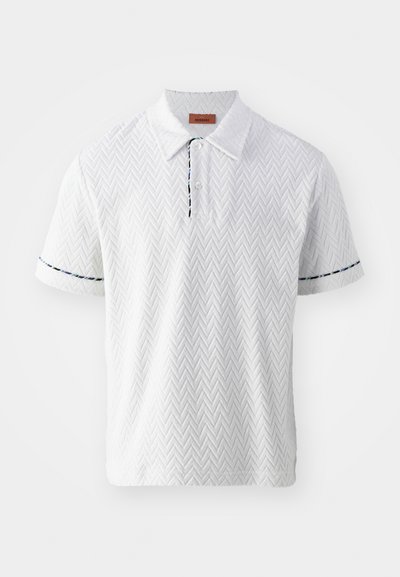 Camisola polo branca com um padrão de espinha de peixe texturizado, mangas curtas com um detalhe azul nas bainhas e um fecho de dois botões.