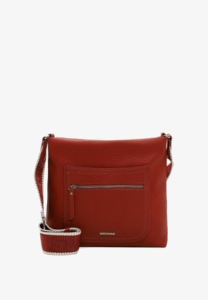 Rød læder crossbody taske med struktureret overflade, der har en frontlomme med lynlås og en mønstret justerbar skulderrem. Brandlogoet er vist.