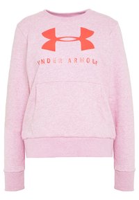 Světle růžová mikina s kulatým výstřihem, dlouhými rukávy, přední kapsou a červeným tištěným logem "UNDER ARMOUR." Měkká textura.