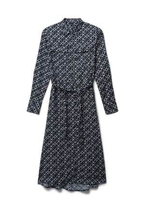 Abito camicia a maniche lunghe con motivo in bianco e nero, chiusura con bottoni frontale, due tasche sul petto e una cintura abbinata in vita.
