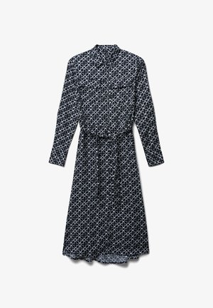 Abito camicia a maniche lunghe con motivo in bianco e nero, chiusura con bottoni frontale, due tasche sul petto e una cintura abbinata in vita.