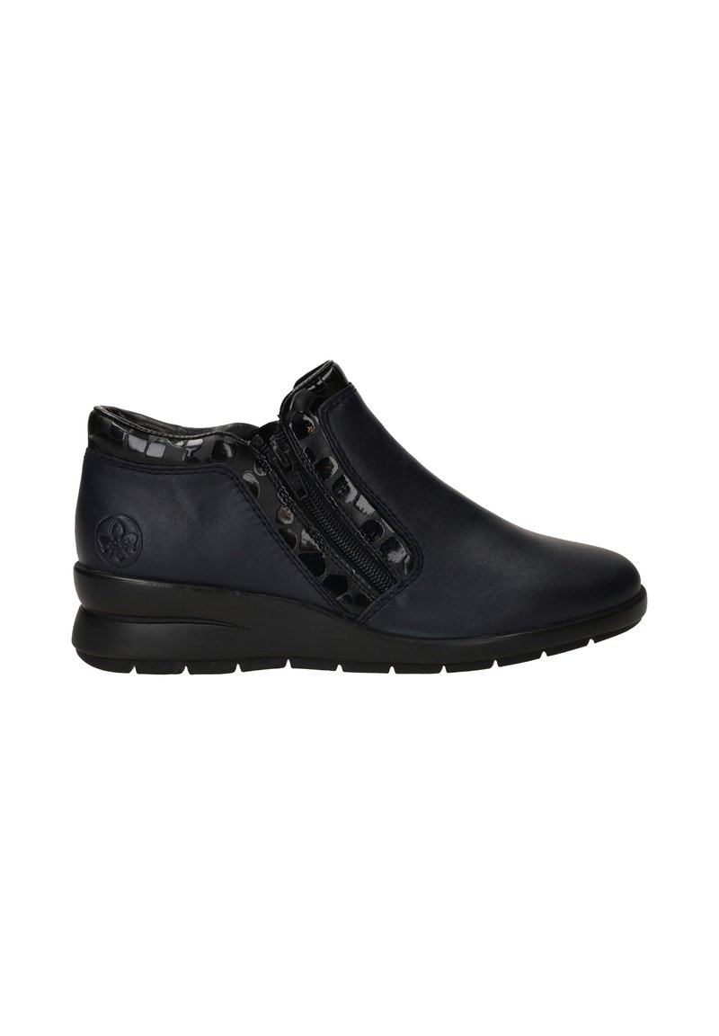 Bottes de cheville en cuir bleu foncé avec une finition lisse, dotées d'accents noirs brillants et de deux zips latéraux pour un enfilage facile. Talon en caoutchouc bas.