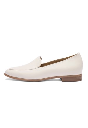 Biały skórzany mokasyn z zaostrzonym noskiem i niskim, brązowym obcasem w kształcie klocka. Gładka faktura, prosty design, bez widocznych metalowych detali.