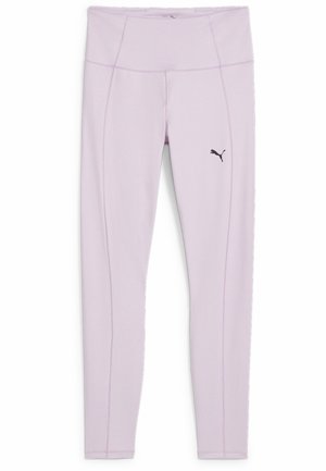Leggings ajustados de color lila, hechos de un material suave y elástico. Presentan un logo negro y acentos de costura a lo largo de los lados.