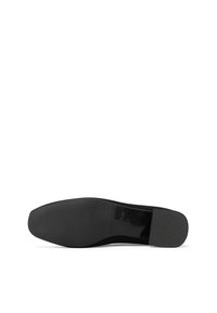 Suola nera di una scarpa con una superficie liscia e piatta e un tallone testurizzato. Presenta una forma affusolata e un design semplice senza decorazioni.