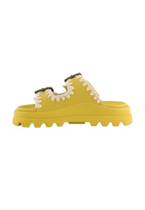 Sandalo slip-on giallo con suola spessa, cuciture bianche decorative e due cinturini neri con fibbie sul piede.