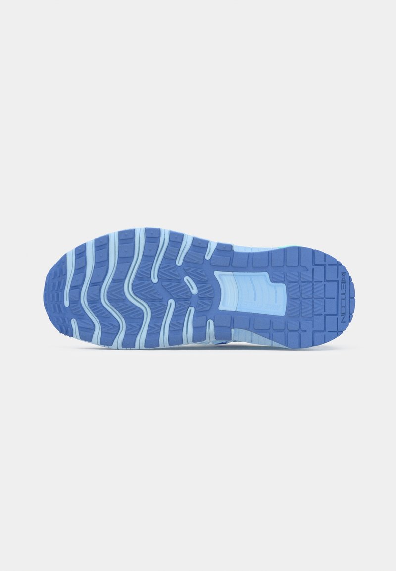 Blauer Sneaker-Außensohle mit einem strukturierten Gummi-Design, das Rillen und Muster für Traktion aufweist. Akzente in hellblau heben die Details hervor.