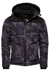 Puffjacka i lila och svart kamouflage, med dragkedja fram, huva och ribbade ärmslut, samt en mjuk, strukturerad foder.