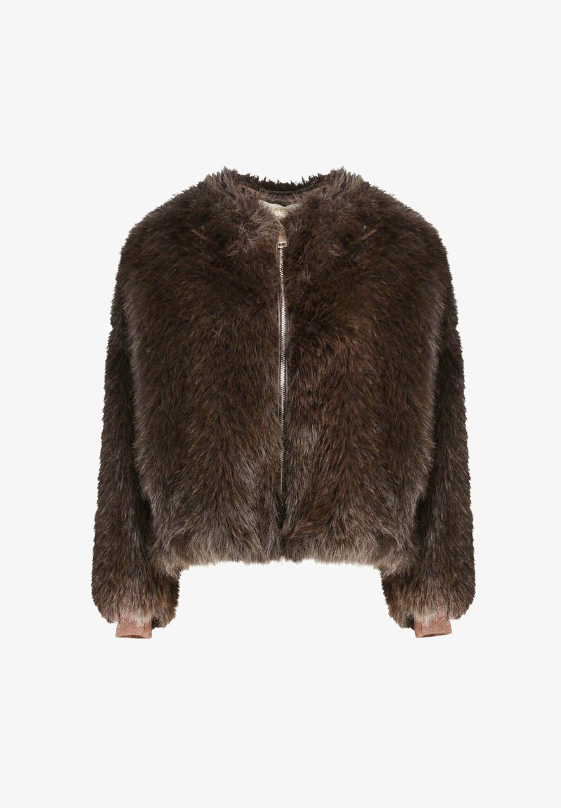 Giacca corta in ecopelliccia marrone con scollo rotondo e chiusura frontale con zip. Presenta una texture morbida e polsini soffici di colore contrastante.