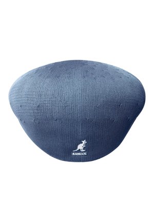 Béret tricoté bleu Kangol avec des perforations discrètes et un logo kangourou blanc centré à l’avant.