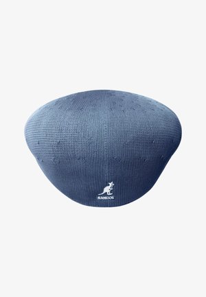 Béret tricoté bleu Kangol avec des perforations discrètes et un logo kangourou blanc centré à l’avant.