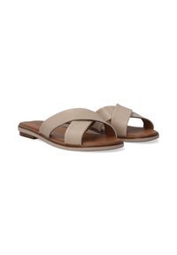 Beige lædersandaletter med krydsende stropper, åben tå og en flad brun sål. Glat tekstur med enkelt design og minimale detaljer.