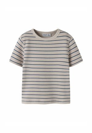 Beige katoenen T-shirt met korte mouwen, dunne horizontale marineblauwe strepen en een ronde hals.