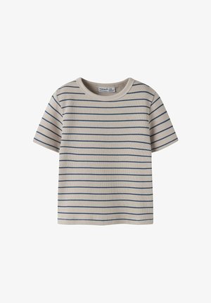 Beige katoenen T-shirt met korte mouwen, dunne horizontale marineblauwe strepen en een ronde hals.