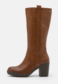 Botte marron montante jusqu'au genou en similicuir texturé, dotée d'un talon bloc, d'accents cousus et d'une bride tirette pour un enfilage facile.