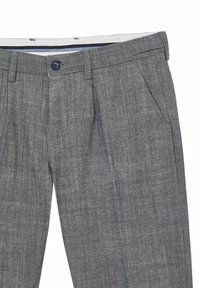 Pantaloni grigi su misura con chiusura frontale a bottone, passanti per cintura, tasche laterali e un leggero finish di tessuto testurizzato.