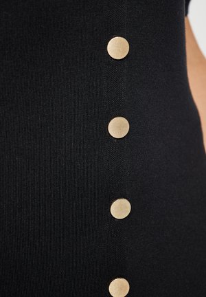 Schwarzer Strickstoff mit fünf goldfarbenen Metallknöpfen an einer Seite, einer glatten Textur und gleichmäßigem Abstand.