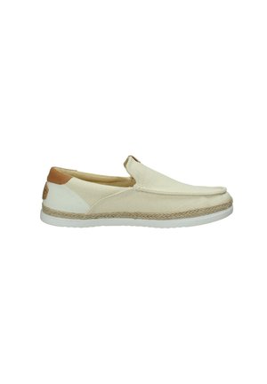 Scarpa casual beige slip-on con dettaglio in corda intrecciata intorno alla suola intermedia e suola in gomma bianca, con toppa marrone sul tallone.