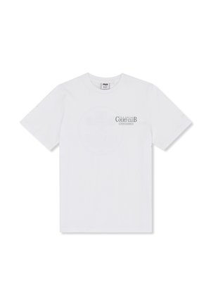 Camiseta blanca de manga corta con el logo de texto "Fila Social Court Club" en el pecho izquierdo y cuello redondo acanalado.