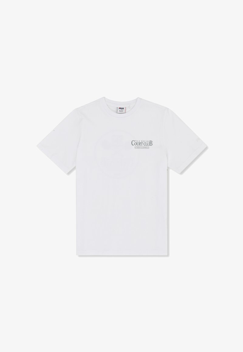 Camiseta blanca de manga corta con el logo de texto "Fila Social Court Club" en el pecho izquierdo y cuello redondo acanalado.