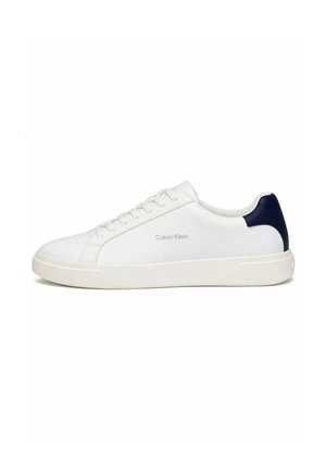 Zapatilla blanca de corte bajo con cordones en la parte delantera, lengüeta azul marino en el talón y el logo "Calvin Klein" en el lateral, vista desde el exterior.