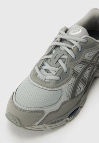 ASICS SportStyle GEL NYC UNISEX - Sneakers low - cement grey/clay grey
