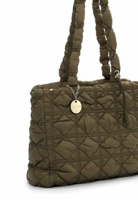 Sac tote en olive vert matelassé avec un motif en losanges, doté de deux poignées texturées et d'une étiquette métallique pendante sur un tirette de fermeture éclair.