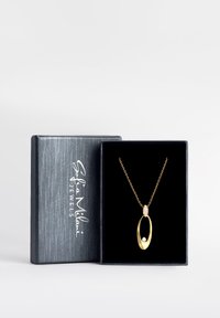 Guldpendant halskæde i oval form, med et lille diamantlignende accent, vist i en navy blå tekstureret smykkerboks.