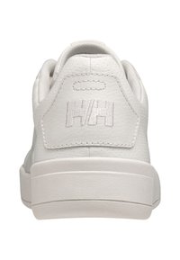 Zapatillas de cuero blancas con un acabado texturizado, que presentan un talón acolchado, un logo "HH" en relieve y un diseño minimalista.