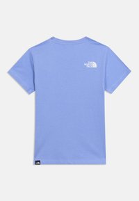 Ανοιχτό μπλε κοντομάνικο μπλουζάκι με το λογότυπο της The North Face σε λευκό στο πάνω μέρος της πλάτης και ετικέτα στο κάτω αριστερό τελείωμα.